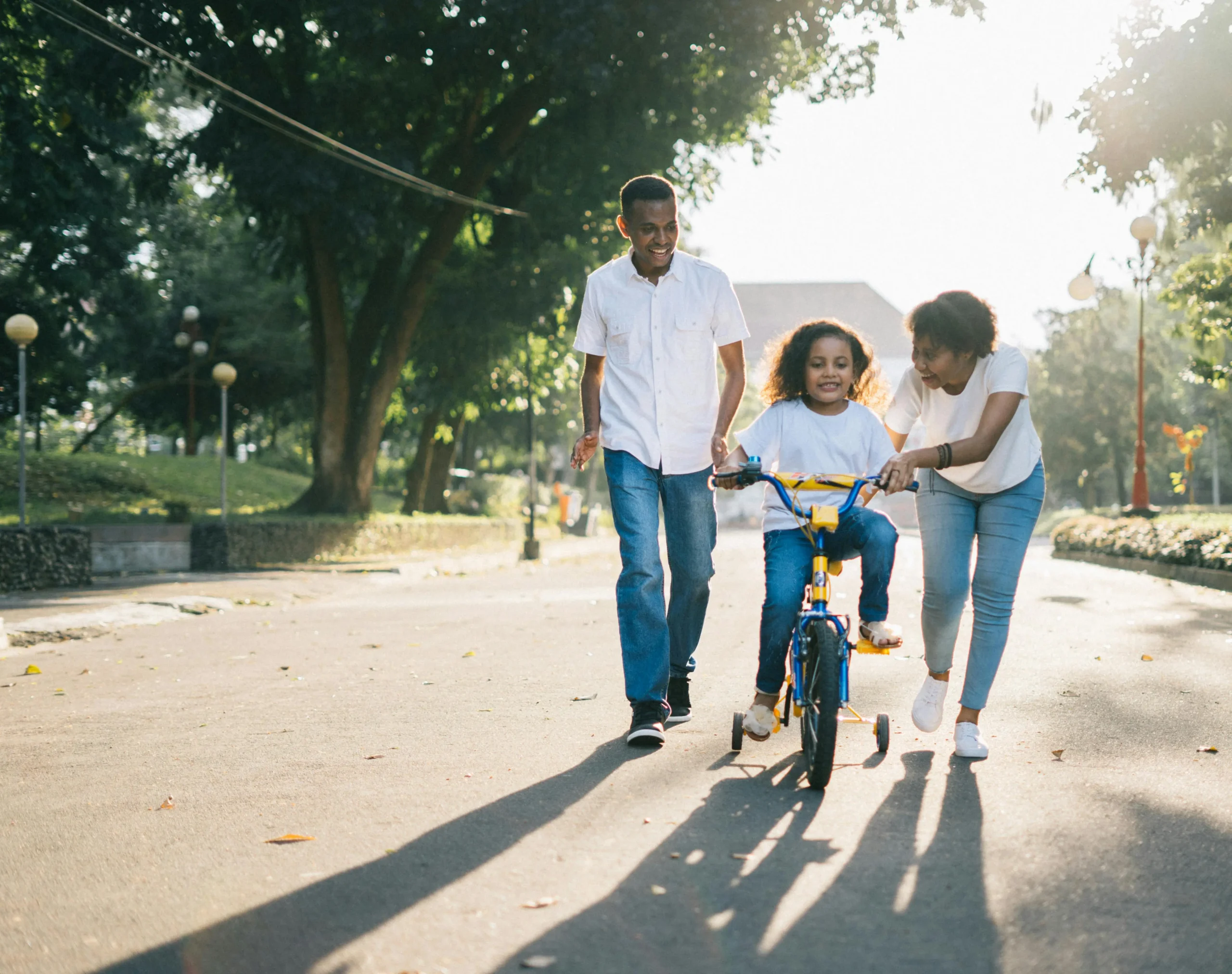 Famille avec deux enfants souriants